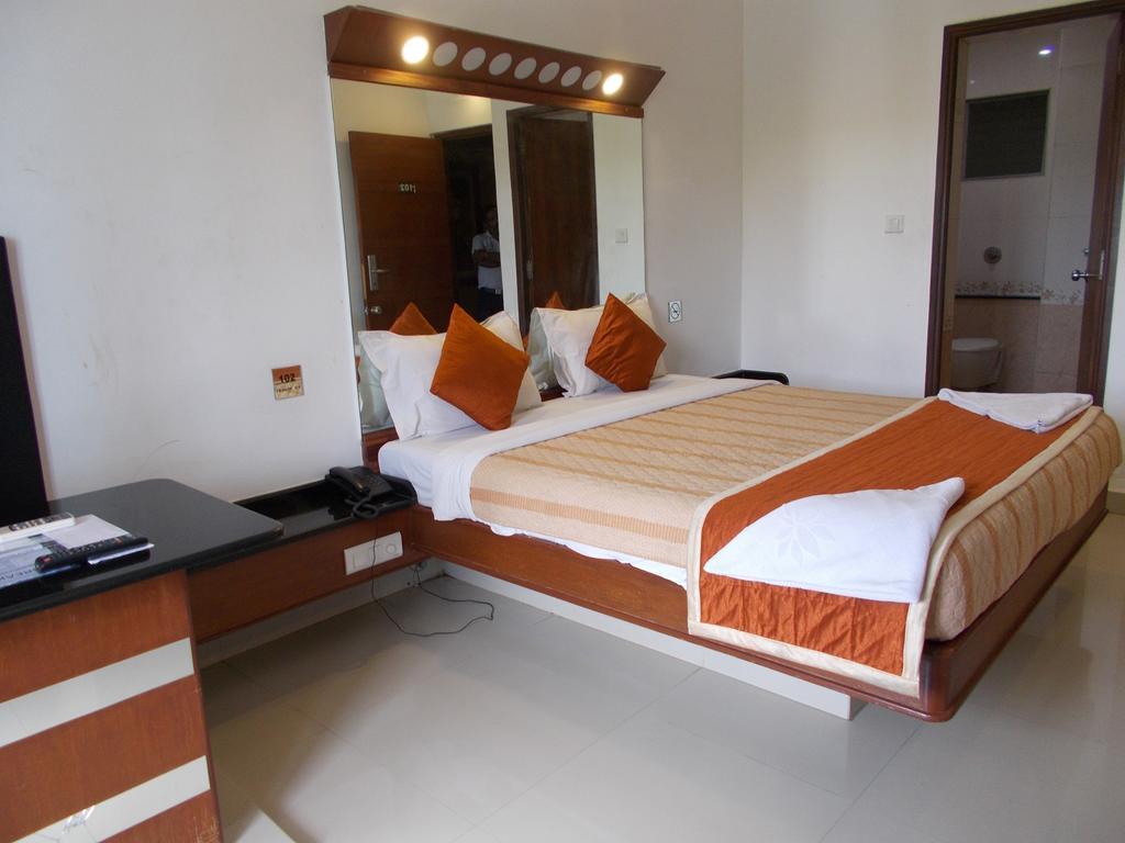 โลตัสอะพอนดี้โฮเต็ล Hotel ปอนดิเชอรี ภายนอก รูปภาพ
